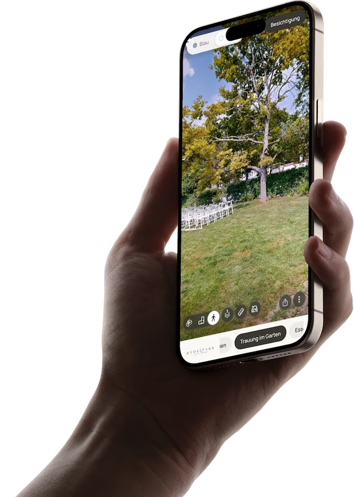 Hand mit Handy, darauf der Hydepark-Rundgang im Garten