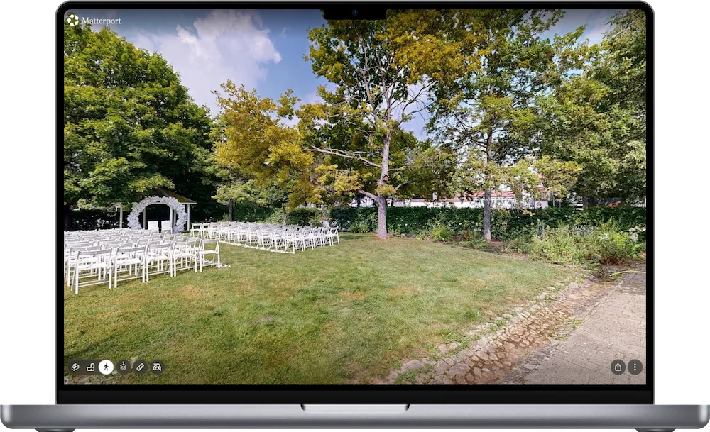 MacBook mit dem Hydepark-Rundgang im Garten, als Beispiel für eine eigene Website
